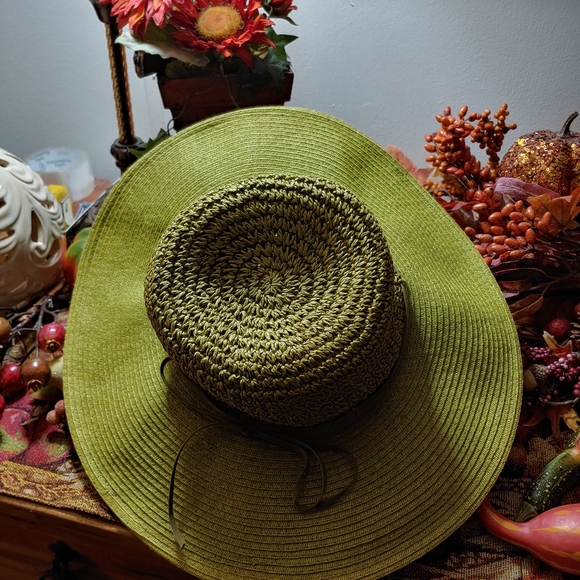 Shade Shack straw hat. - Picture 2 of 10